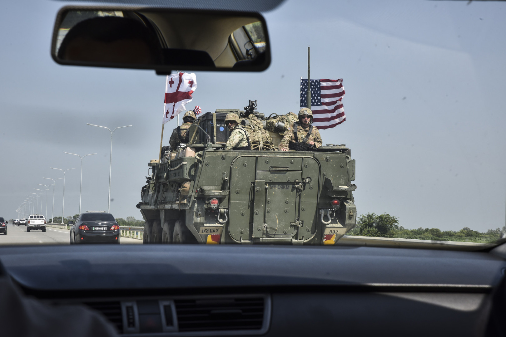 NATO im Kaukasus: US-Panzer und Bundeswehrsoldaten auf dem Weg nach Georgien