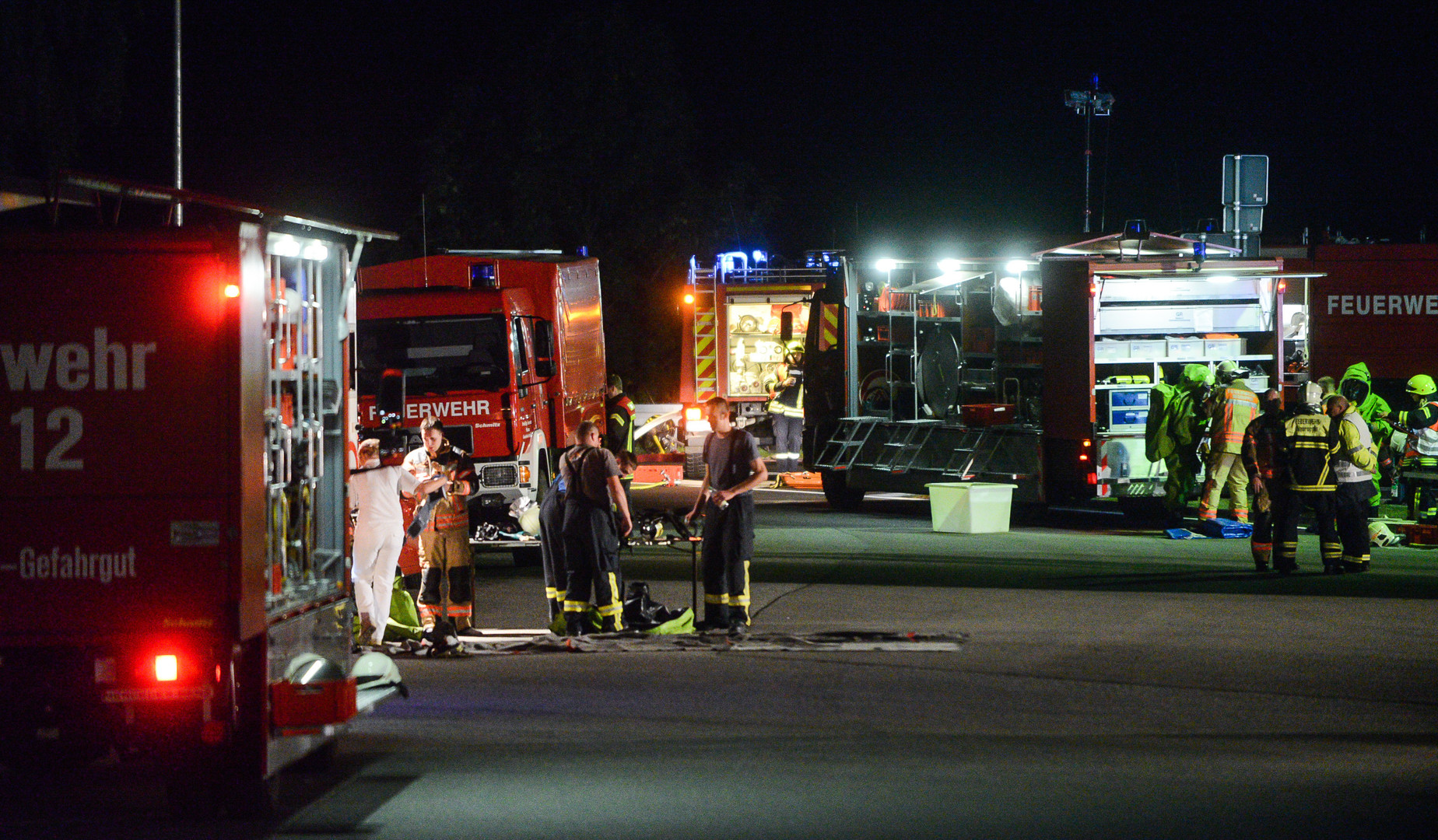 A24 voll gesperrt: LKW verliert Salpetersäure