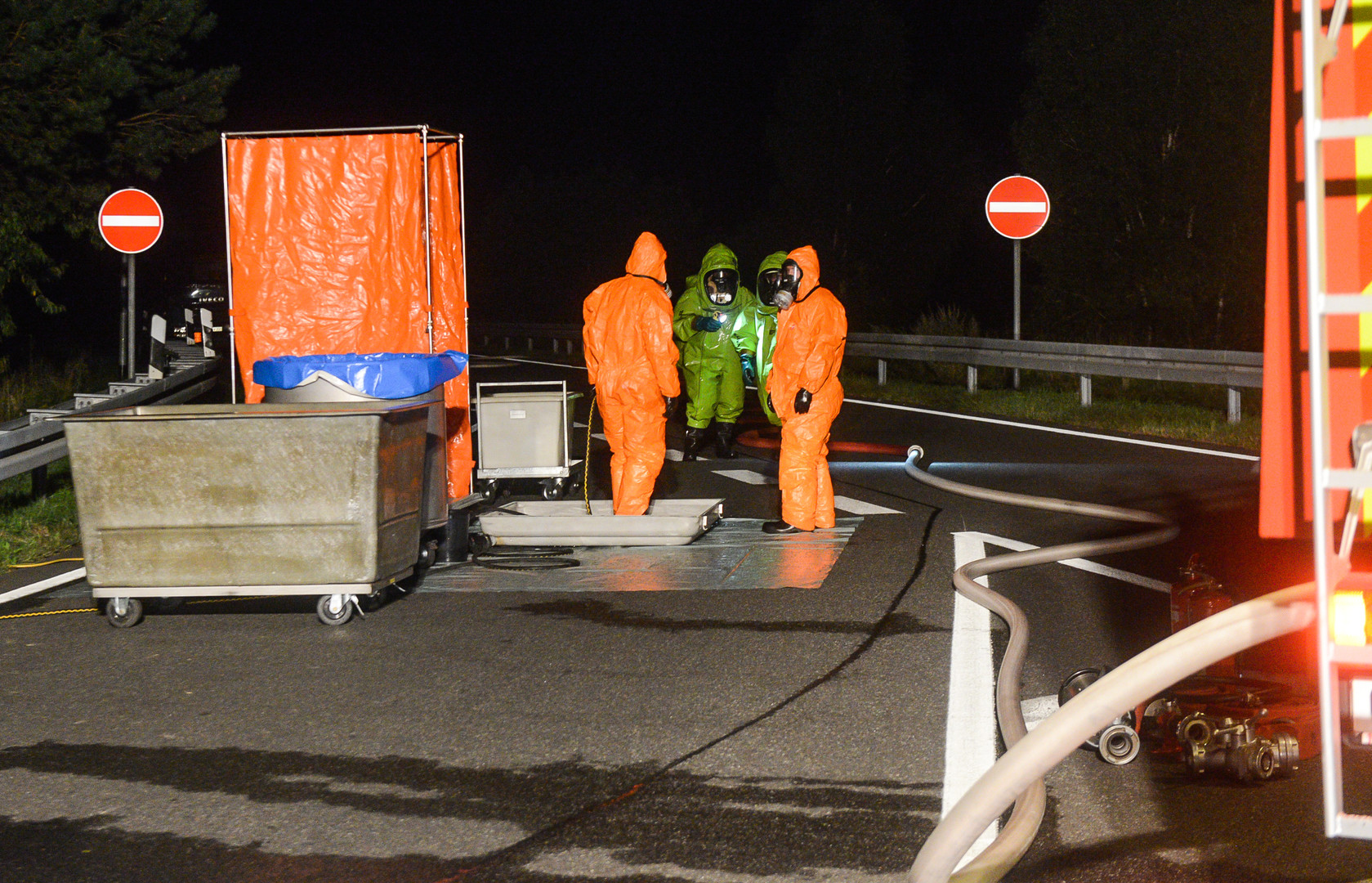 A24 voll gesperrt: LKW verliert Salpetersäure