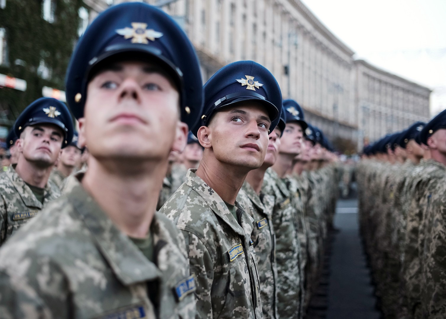Pentagon-Chef nimmt Militärparade in Kiew ab