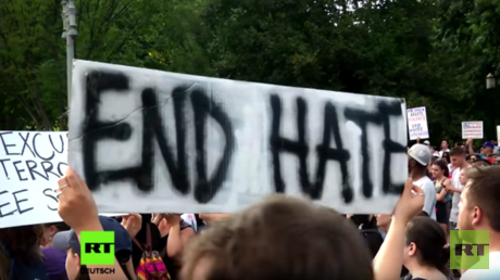 "White Supremacy ist Terrorismus!" - Demonstranten verurteilen vor Weißem Haus Gewalt von Virginia