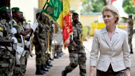 Deutsche Verteidigungsministerin Ursula von der Leyen mit militärischen Ehren in Bamako, Mali, 1. August 2017.