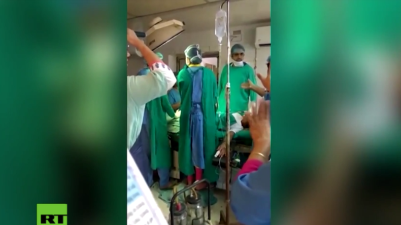 Schock-Video aus Indien: Ärzte streiten während Notkaiserschnitt – Das Baby stirbt wenig später