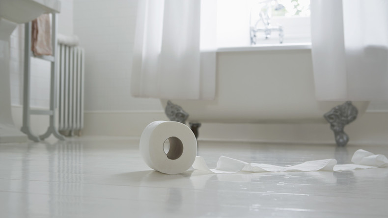 Liebeserklärung durch Herz aus brennendem Klopapier endet mit Strafanzeige wegen Hausfriedensbruchs