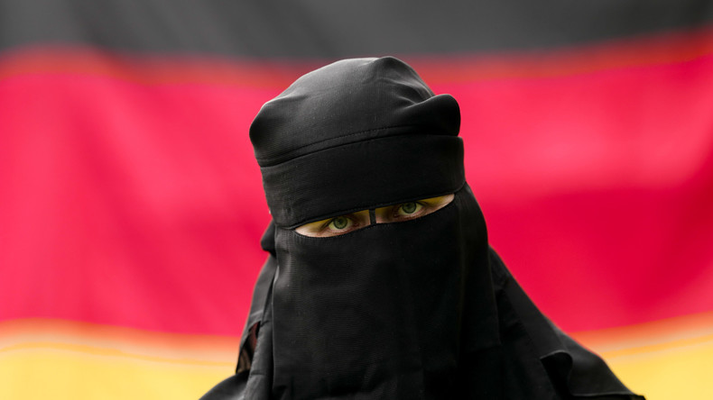 Berlin: Frau im Nikab greift Verkäuferin wegen Dessous neben Kopftüchern im Schaufenster an