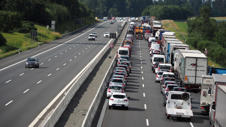 Frankfurt: Fahrer stellen im Stau Campingstühle auf der Autobahn auf und behindern Rettungseinsatz