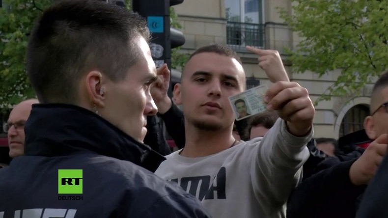 Berlin: Nationalisten-Aufmarsch von Gegendemonstranten verspottet