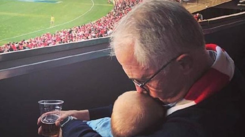Enkelin auf dem Arm und Bier in der Hand - Australischer Regierungschef erntet Ärger im Netz