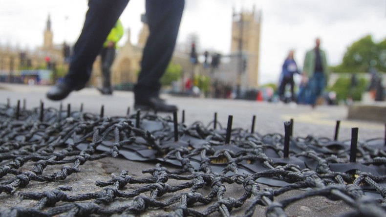 Londoner Polizei zeigt neue Erfindung gegen terroristische Angriffe mit Fahrzeugen