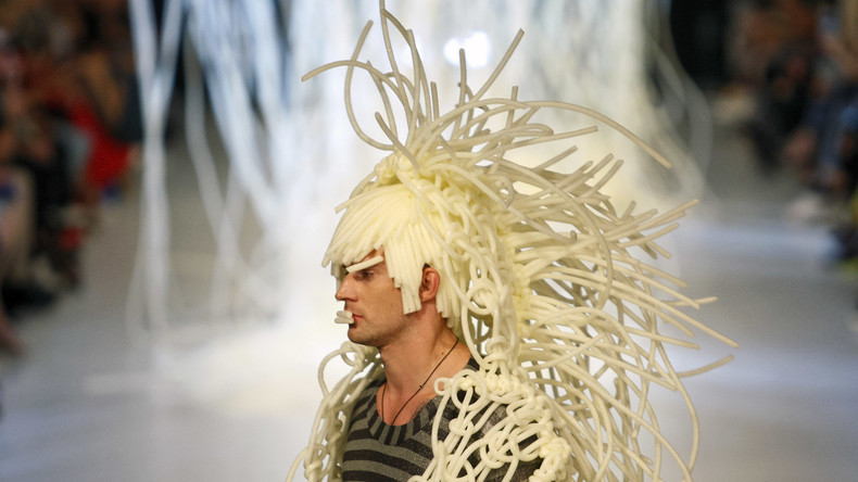 Goldener Bart und Makkaroni-Frisuren: Ukrainische Fashion Week endet in Kiew