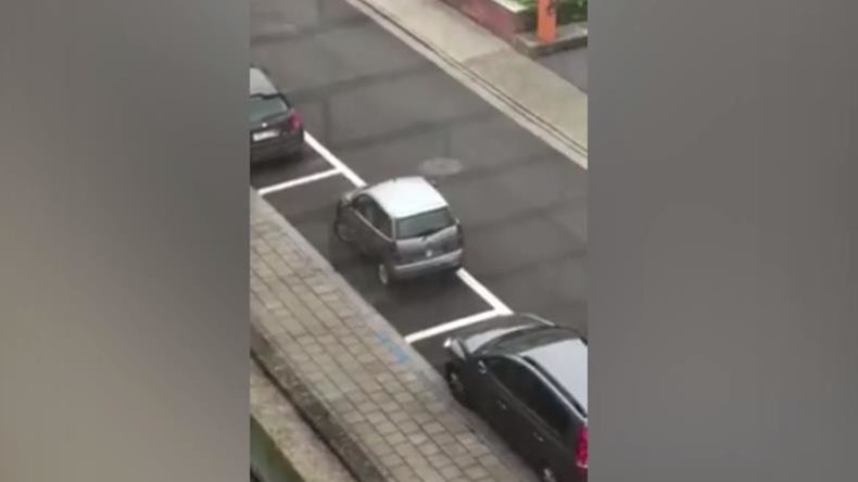 Park-Wahnsinn: Belgierin scheitert beim Einparken (VIDEO)