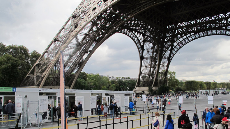Mehr Schutz für Touristen: Paris baut millionenschwere Glasmauer am Eiffelturm