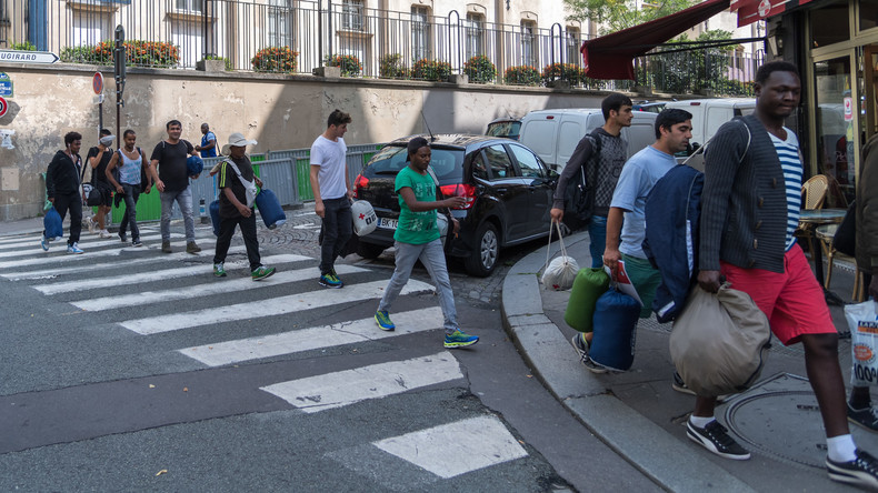 Sicherheitskräfte räumen Flüchtlingslager in Nordfrankreich