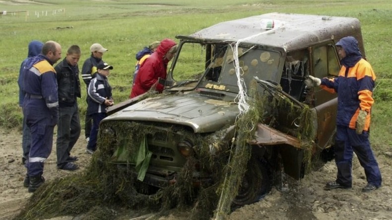 Taucher bergen 92 Autos und ein Flugzeug vom Grund des Baikalsees