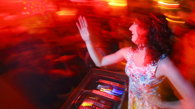 Knast statt Hausparty: Zu laute Musik bringt drei Deutsche hinter Gitter