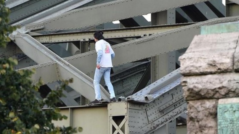 Abgelehnter Asylbewerber klettert auf Brücke in Köln – Fahrplan von fast 250 Zügen gestört