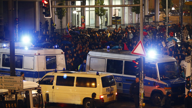 Live aus Berlin: Hunderte protestieren gegen Wahlerfolg der AfD - Großes Polizeiaufgebot vor Ort