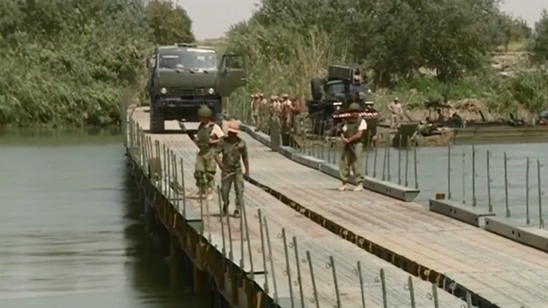 Russische Armee baut innerhalb von 48 Stunden Brücke über Euphrat in Syrien