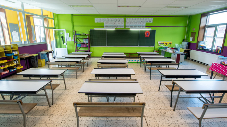 Russische Lehrerin schreibt "Dummkopf" auf Stirn eines Schülers - Eltern lehnen Kündigung ab