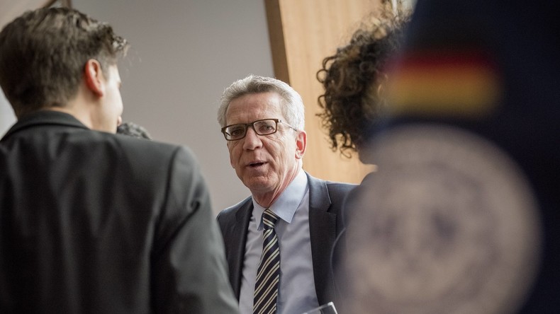 "Ehrkränkende" Schimpfworte - Bürgerbüro von Innenminister de Maizière in Meißen beschmiert