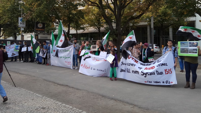 Syrische Oppositionelle demonstrieren vor Russischer Botschaft in Berlin