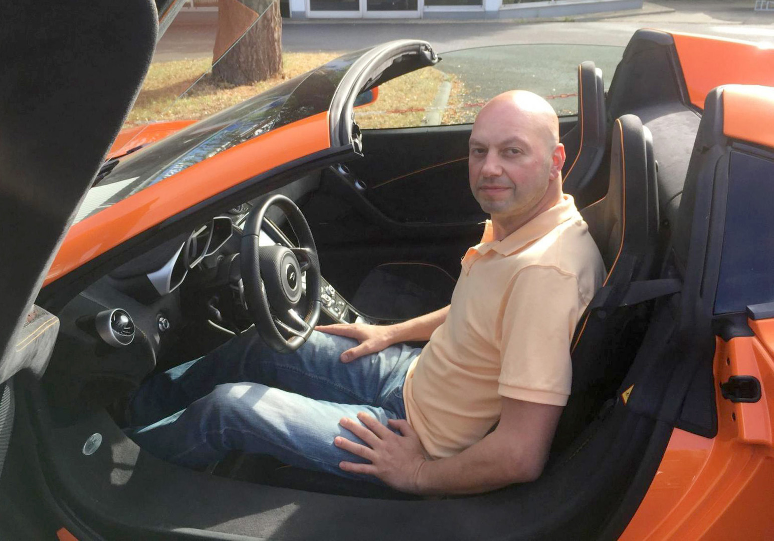 Mensch gegen Esel: Urteil im Fall über Tier gefällt, das McLaren-Sportwagen mit Möhre verwechselte