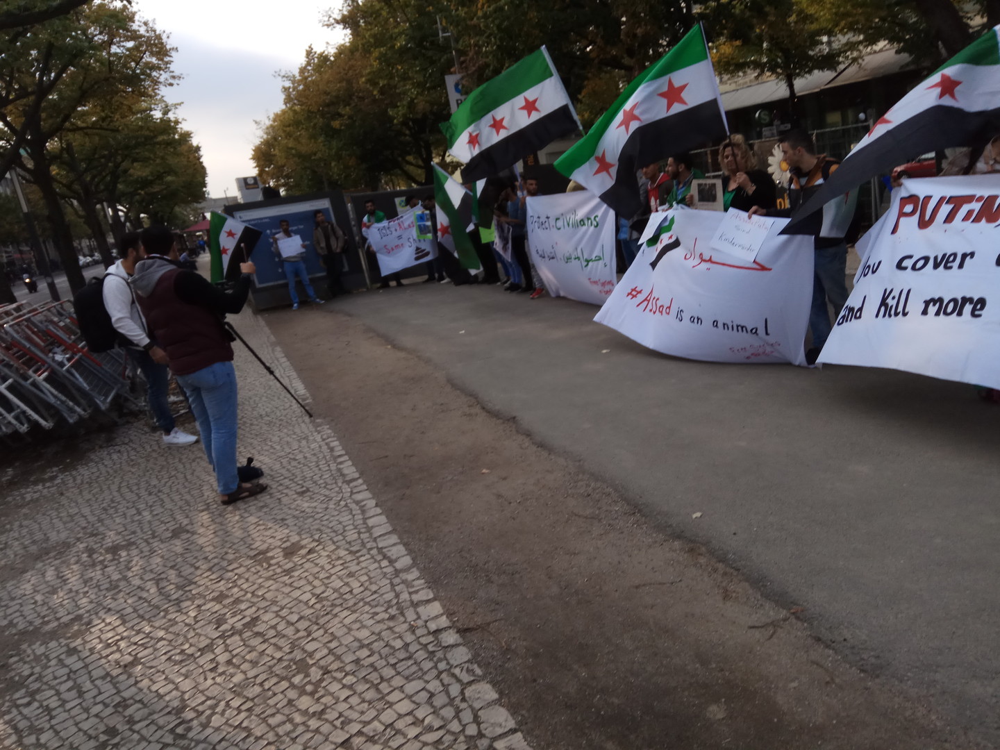 Syrische Oppositionelle demonstrieren vor Russischer Botschaft in Berlin