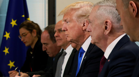 Donald Trump sitzt zwischen seinen wichtigsten Beratern, dem Nationalen Sicherheitsberater H.R. McMaster, links neben ihm, und Verteidigungsminister James Mattes, rechts neben Trump, Brüssel, 25. Mai 2017.