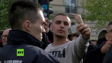 Berlin: Nationalisten-Aufmarsch von Gegendemonstranten verspottet