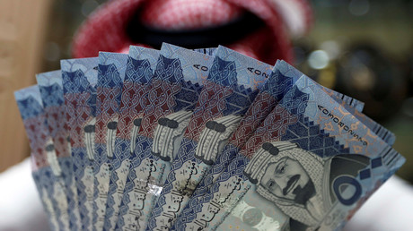 Ein saudischer Geldwechsler präsentiert Geldnoten des Riyal in einer Wechselstube in Riad, Juli 2017. 