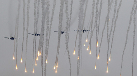 Letzter Tag auf dem Militärmanöver Zapad-2017, Kampfjets setzen Leuchtfeuer frei (Borissow, Weißrussland, 20. September 2017)