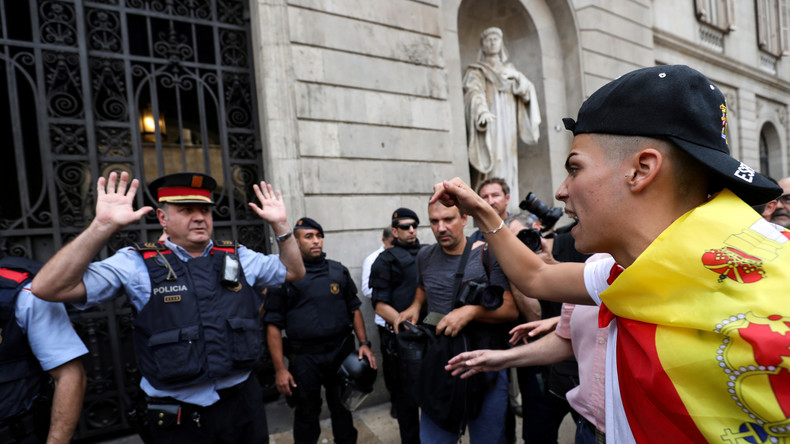 Nicht nur Aggression: Momente der Emotion zwischen Polizisten und Wählern in Katalonien