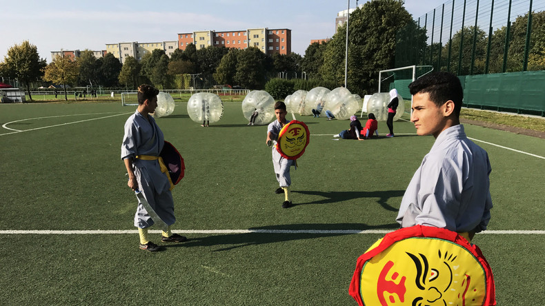 Berlin: Geflüchtete Kinder aus Syrien und dem Irak finden Halt & Gemeinschaft im Kung Fu