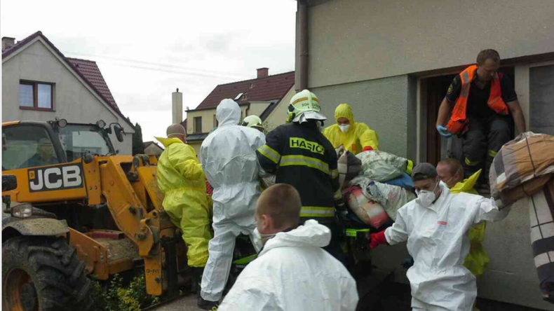 Tschechische Einsatzkräfte helfen 300-Kilo-Frau aus ihrer Wohnung heraus