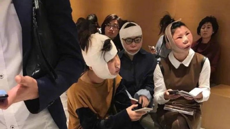 Weil ihre Gesichter nach OPs nicht mehr erkennbar sind: Drei Chinesinnen sitzen am Flughafen fest