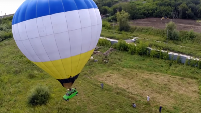 Was Russen nicht alles können: PKW als Korb-Ersatz am Heißluftballon