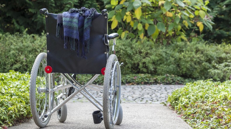 Steh auf und geh: Mann im Rollstuhl verfolgt Freund mit Axt