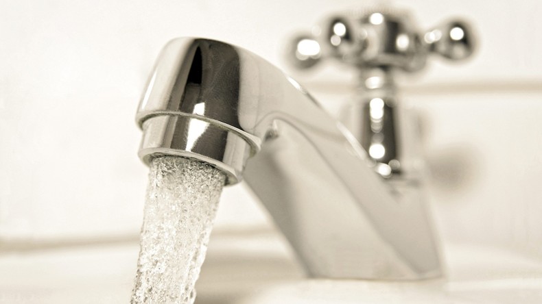 Mann lässt Wasser im Haus ein Jahr ununterbrochen laufen – 10.800 Euro Rechnung