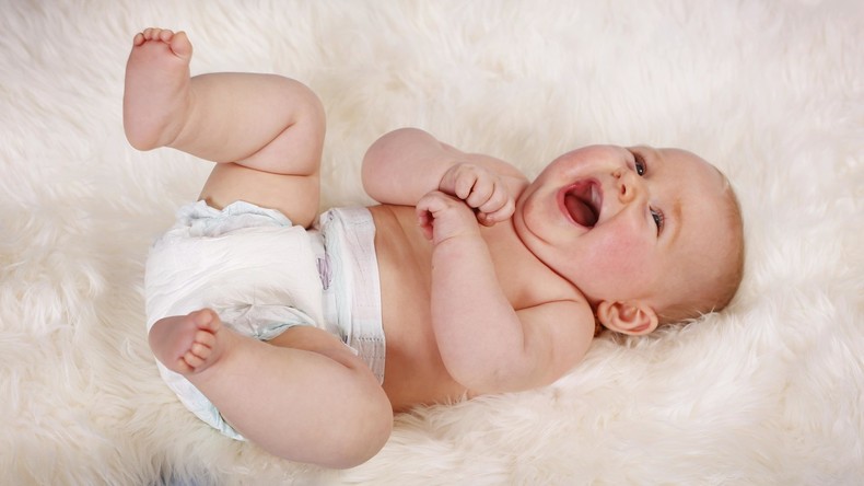 Goldene Babywindel: Zoll entdeckt Goldschmuck in Wickeltuch am Frankfurter Flughafen