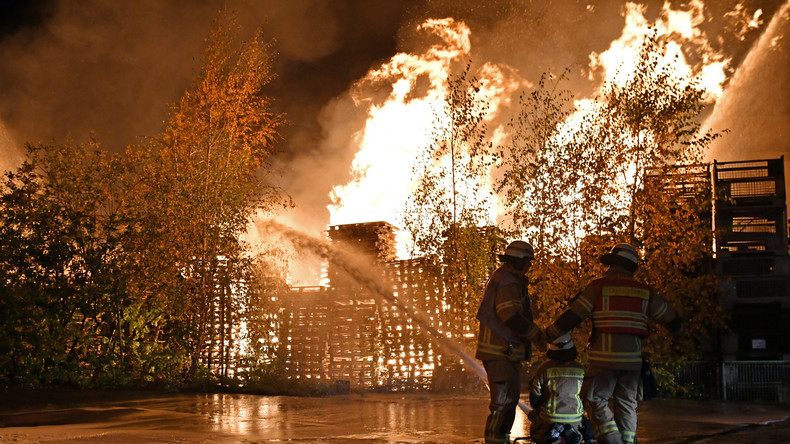 Großbrand in Berlin- Feuerwehr mit über 100 Kräften im Einsatz, Mehrfamilienhaus evakuiert