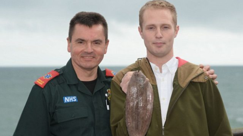 Tierische Notwehr: Gefangener Fisch springt Fischer in den Mund, verursacht Atem- und Herzstillstand