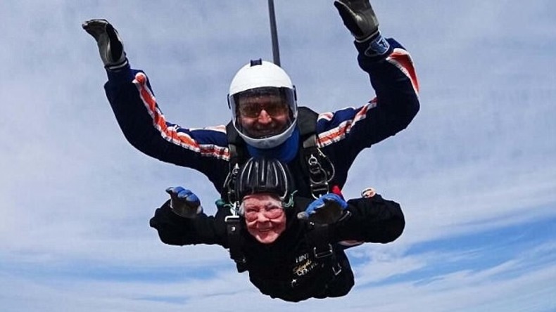 Gleitschirmfliegen mit 85? Britin bietet ihrem Alter die Stirn