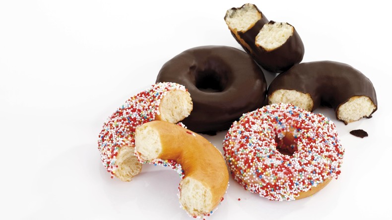 Gesuchter Mann verliert Wette mit Polizei, stellt sich freiwillig und bringt sogar Donuts mit
