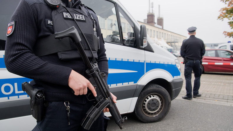 Diebe sprengen Geldautomaten und verlieren 10.000 Euro auf der Flucht - Polizei sammelt Scheine ein