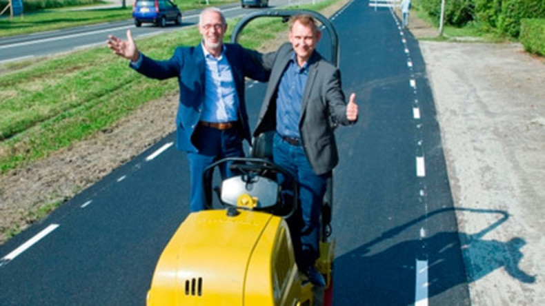 Erste Straße mit Deckschicht aus gebrauchtem Klopapier in den Niederlanden gebaut
