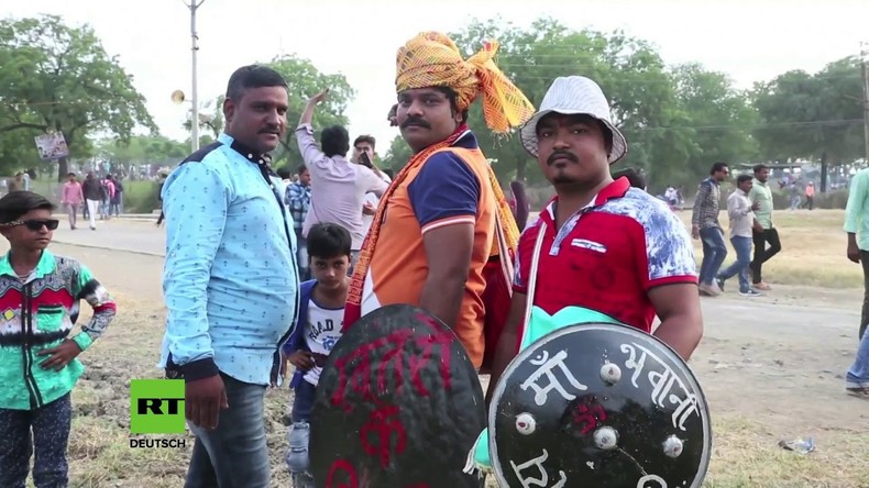 Indien: Mindestens 36 Verletzte bei den traditionellen 'Hingot Yuddha' Kriegsspielen