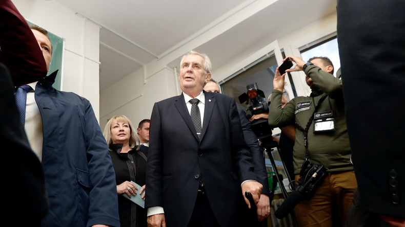 Tschechiens Präsident Zeman zeigt Maschinenpistolen-Attrappe "gegen Journalisten"
