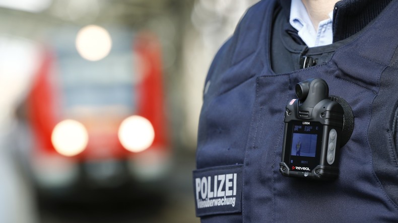 Rassistischer Angriff: Deutscher verprügelt afghanischen Flüchtling und zeigt Hitlergruß