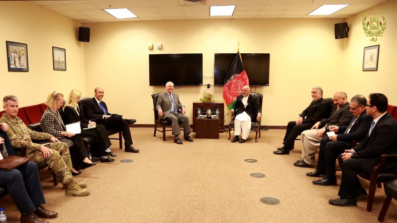 Wo ist die Uhr hin? – Wanduhr im Foto von Rex Tillersons Afghanistan-Besuch wegretuschiert