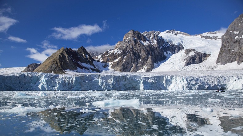 Helikopter mit russischer Besatzung vor Spitzbergen abgestürzt – Suche bislang erfolglos